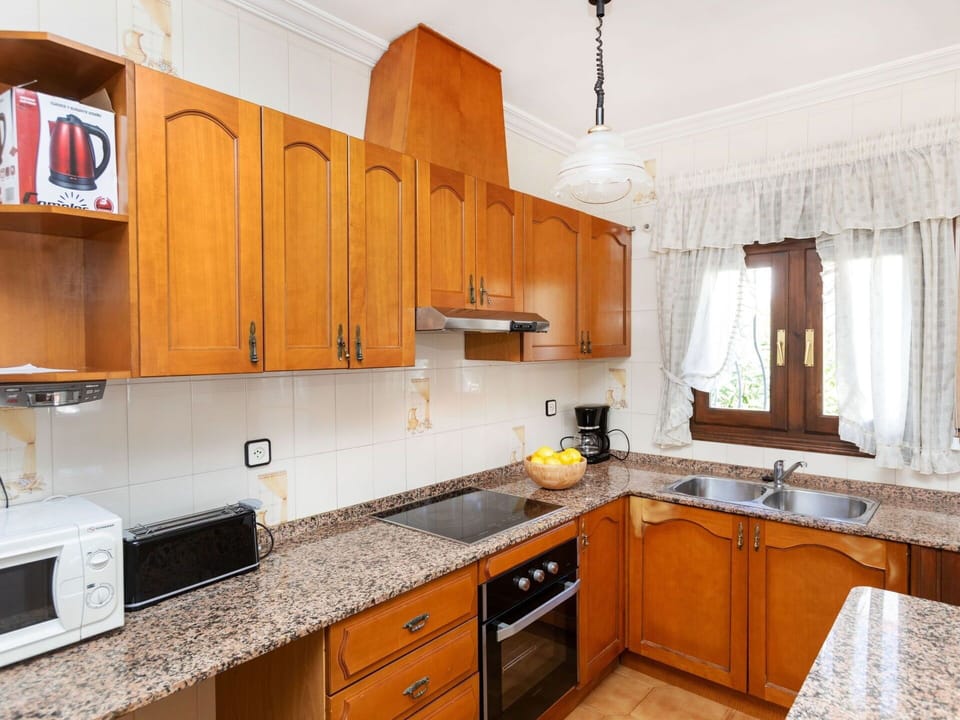 Countertop, Cabinetry, Property, Sink, Kitchen, Wood, Drawer, Tap, Kitchen Stove, Kitchen Sink