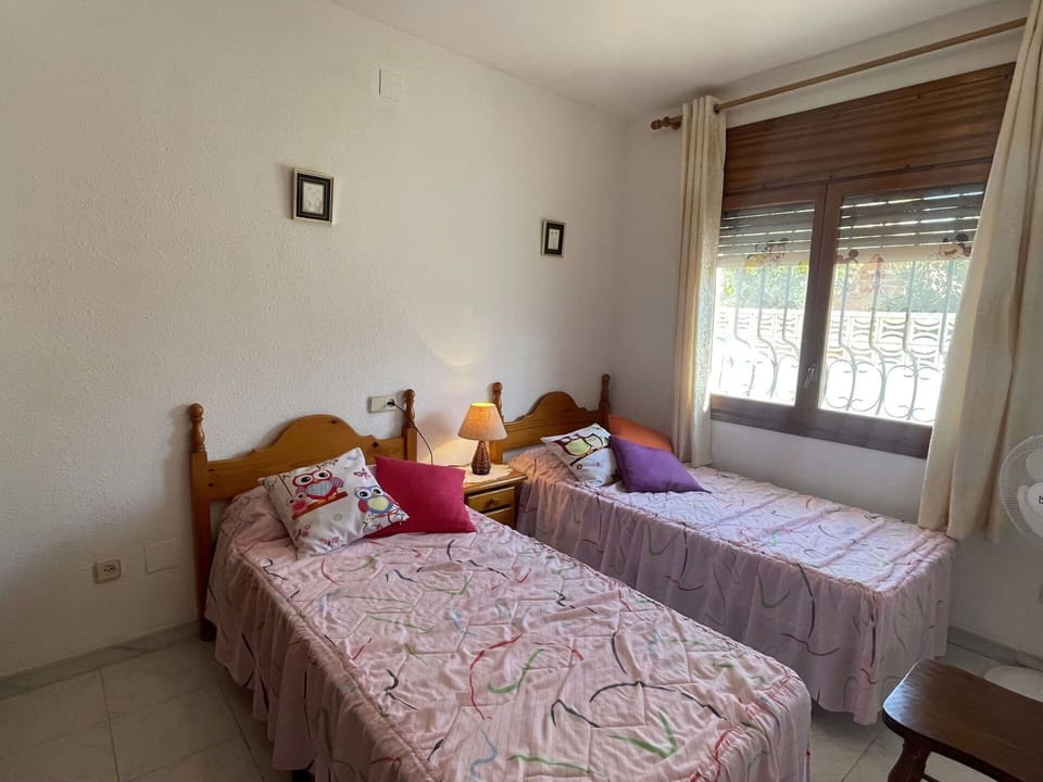 Furniture, Property, Window, Comfort, Textile, Interior Design, Wood, Flooring, Bed