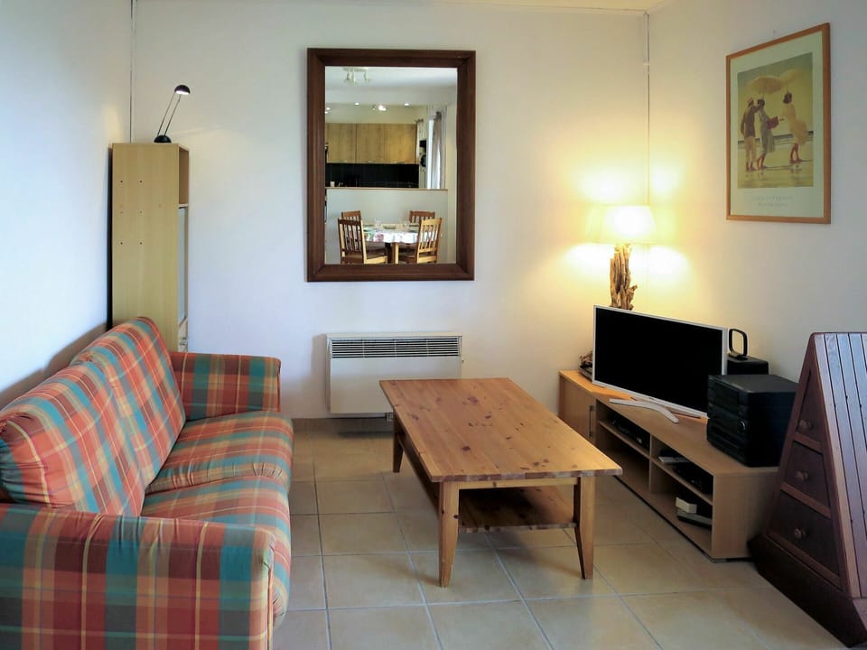 Room, Furniture, Living Room, Property, Interior Design, Table, Building, Floor, House, Wall