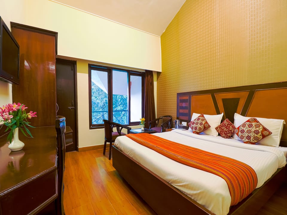 Premium Room, Balcony | Iron/ironing board, bed sheets