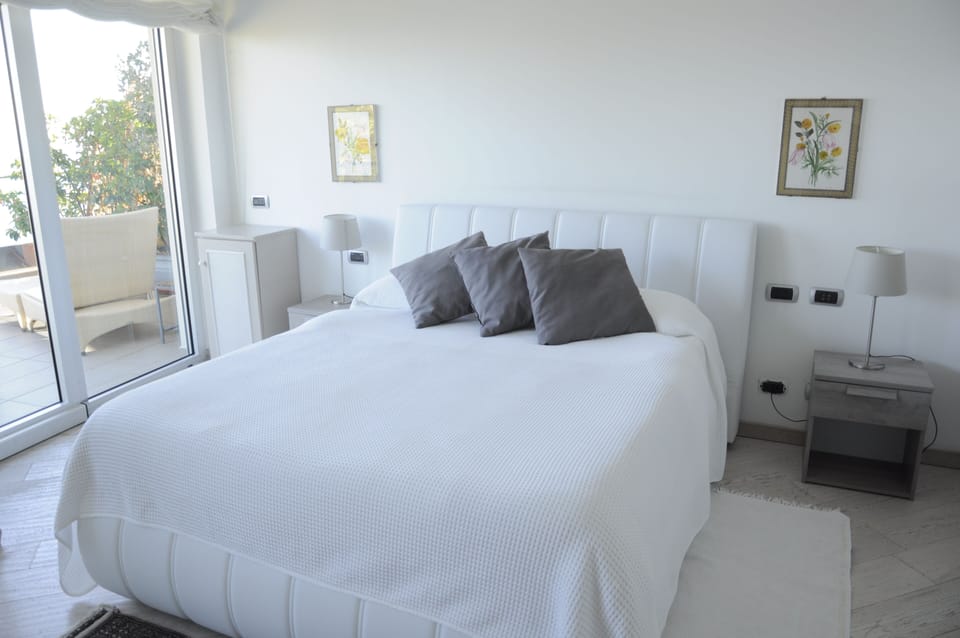 Double Room, Sea View | Down comforters, minibar, in-room safe, soundproofing