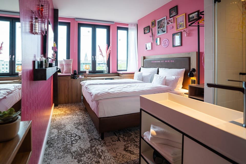 Room, 1 King Bed | Premium bedding, pillowtop beds, free minibar, in-room safe