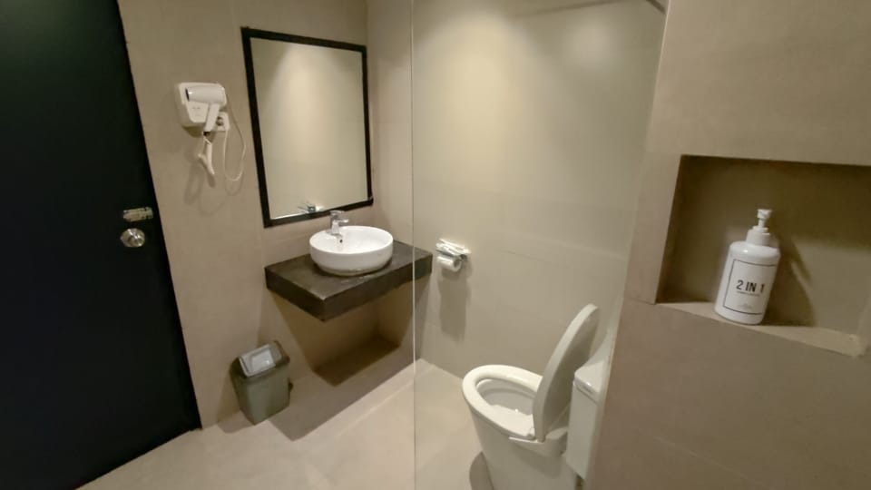 Suite | Bathroom | Shower, towels, soap, shampoo