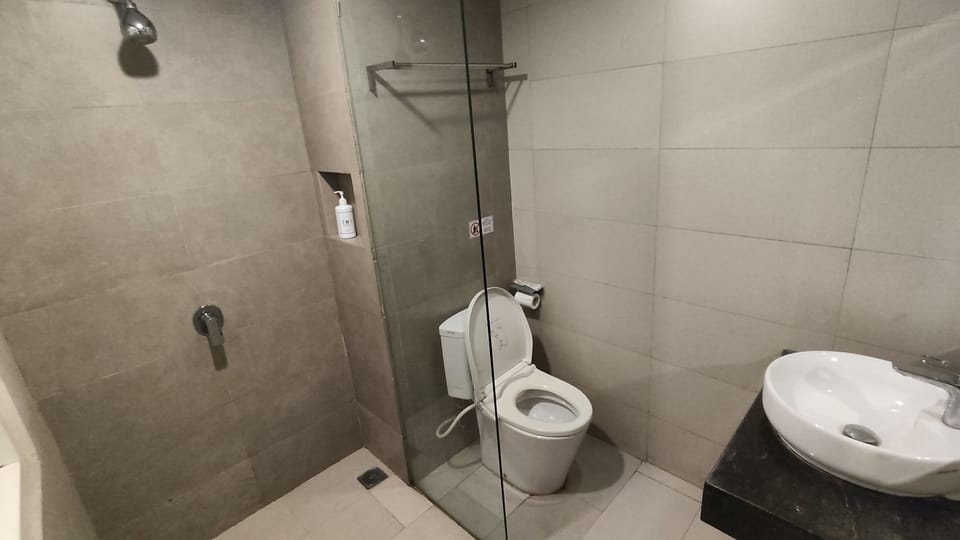Executive Twin Room | Bathroom | Shower, towels, soap, shampoo