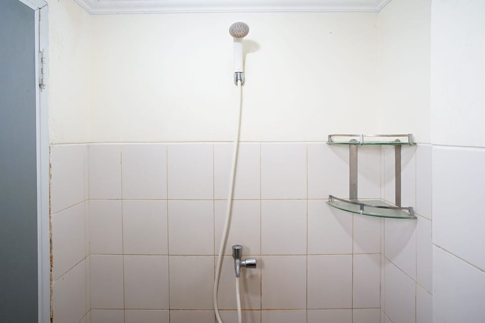 Studio | Bathroom | Shower, towels