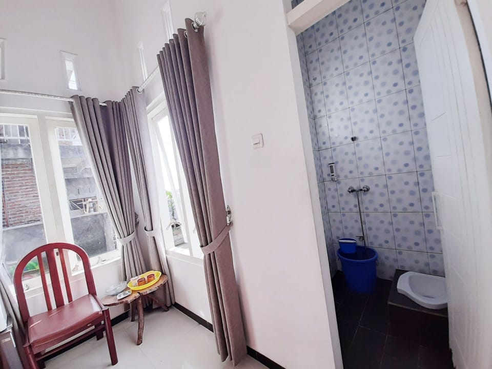 Standard Double Room | Bathroom | Shower, towels