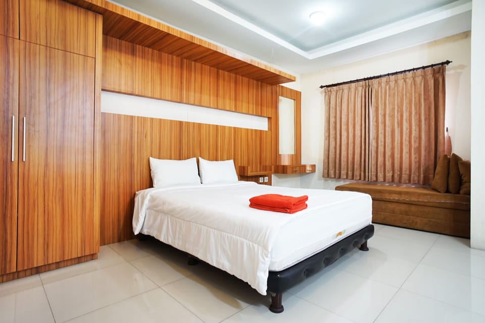 Standard Room | Desk, bed sheets