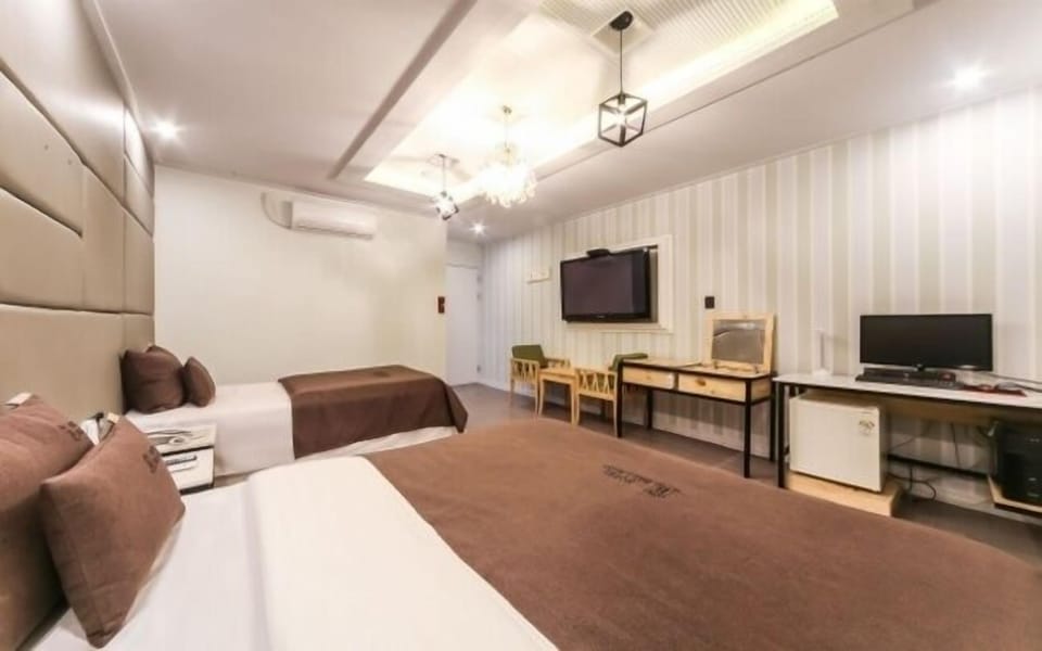 Two bedroom | Desk, iron/ironing board, free WiFi