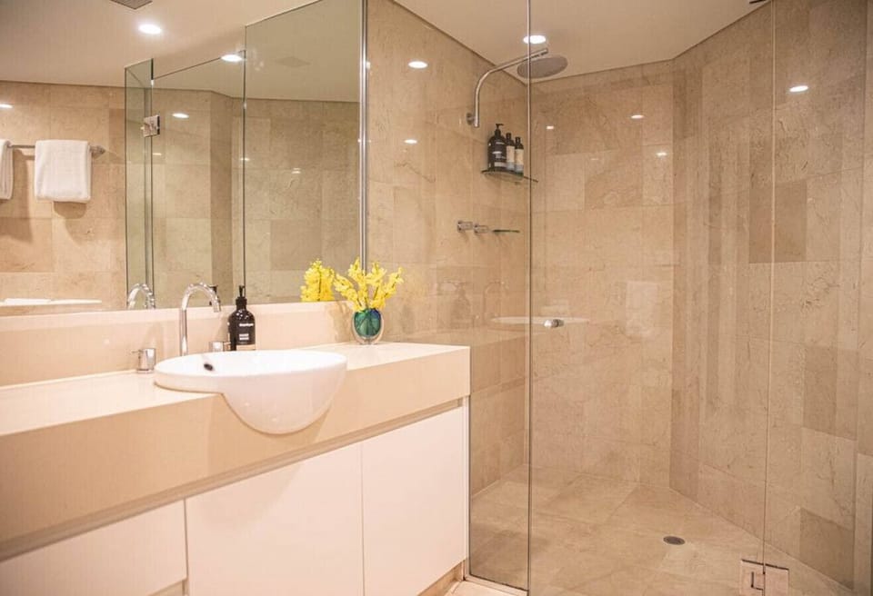 Coral Shore Villa - Main bathroom