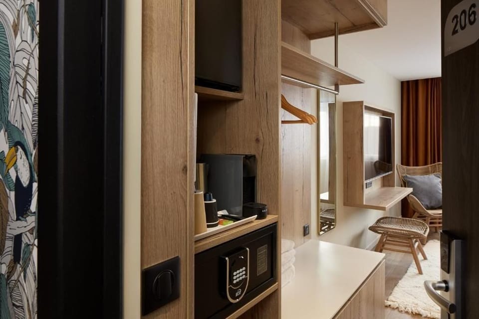 Minibar, in-room safe, desk, laptop workspace