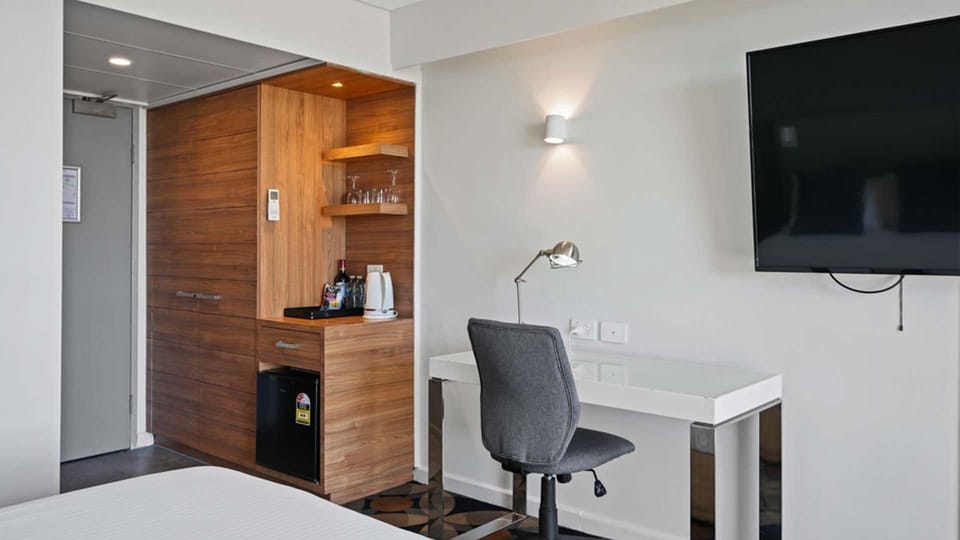 Superior Queen Room | Premium bedding, minibar, desk, blackout drapes