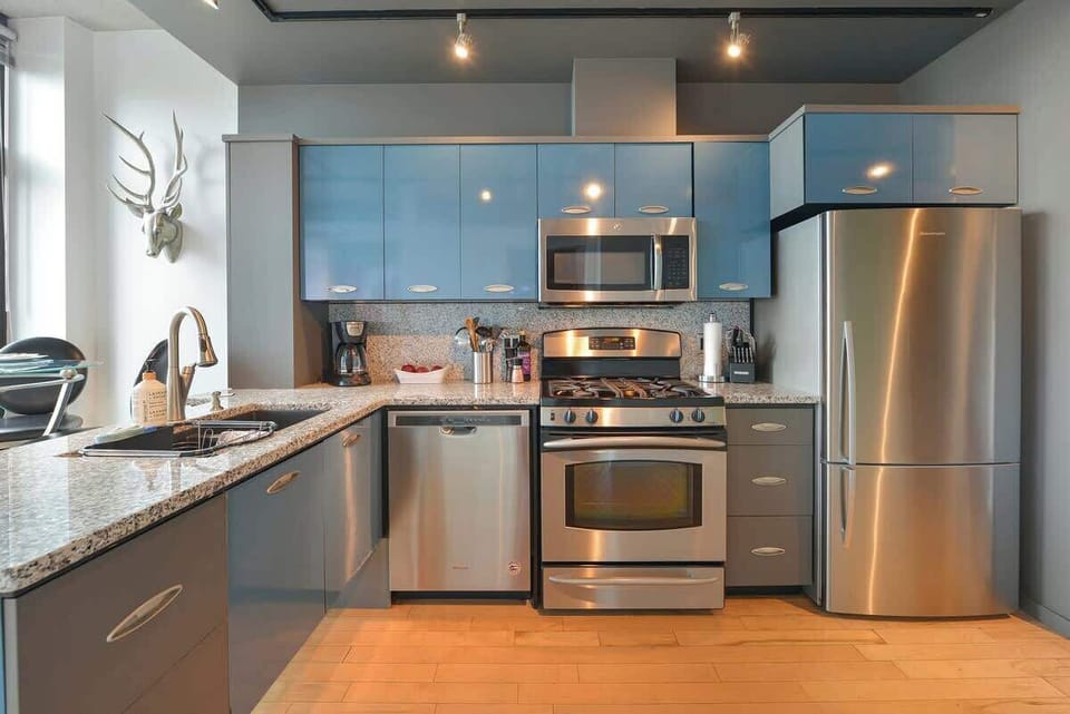 Fully equipped modern kitchen.