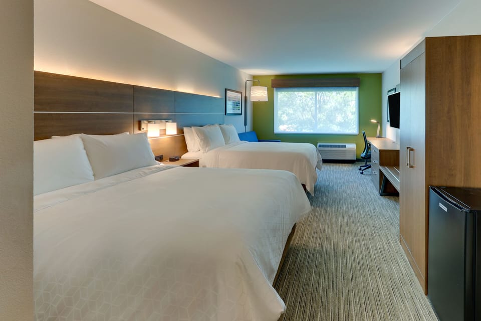 Hypo-allergenic bedding, in-room safe, desk, laptop workspace
