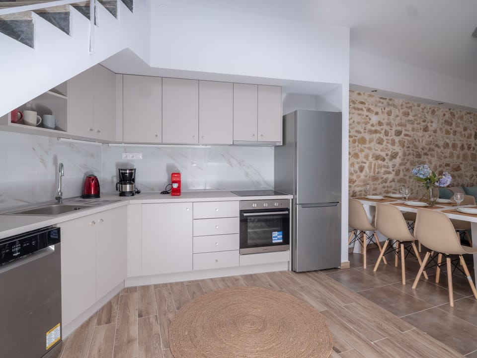 Design Apartment, 2 Bedrooms | Private kitchen | Fridge, microwave, oven, stovetop