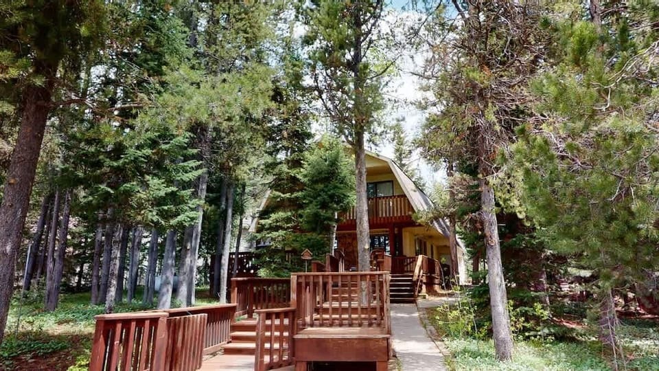 Welcome to Lakeshore Retreat, located on Bill's Island.