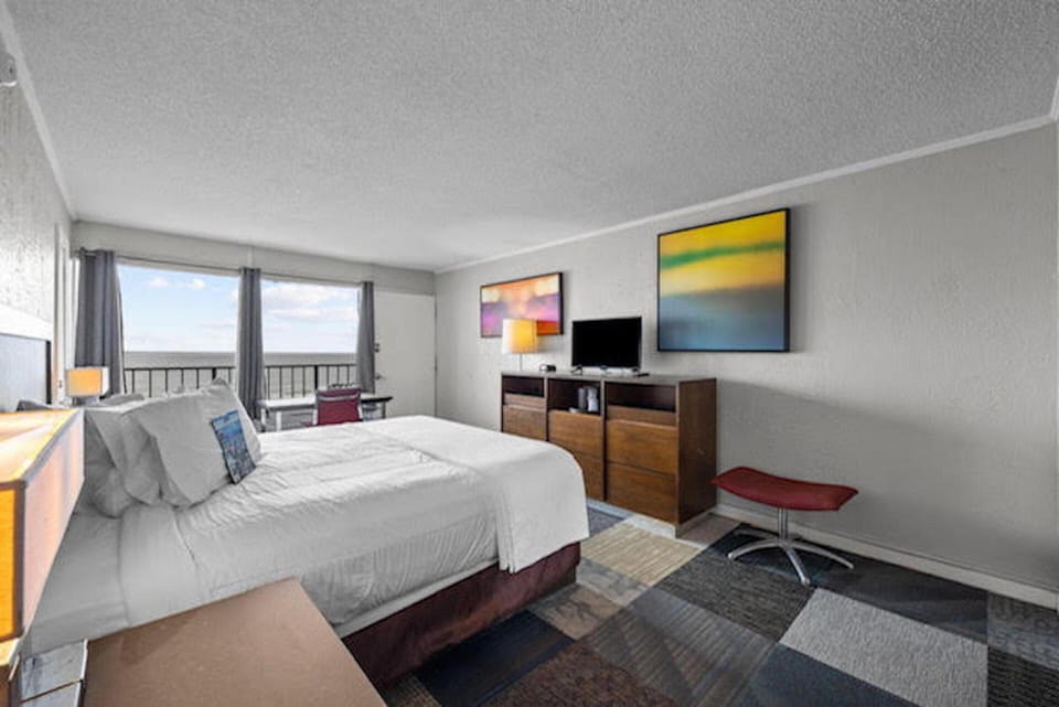 Basic Single Room, 1 King Bed | In-room safe, laptop workspace, iron/ironing board (on request)