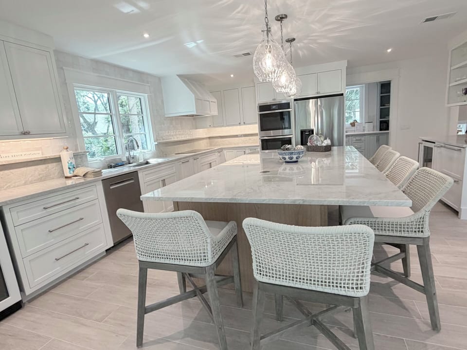 Large Double Ovens, Induction Cooktop and multiple Refrigerators