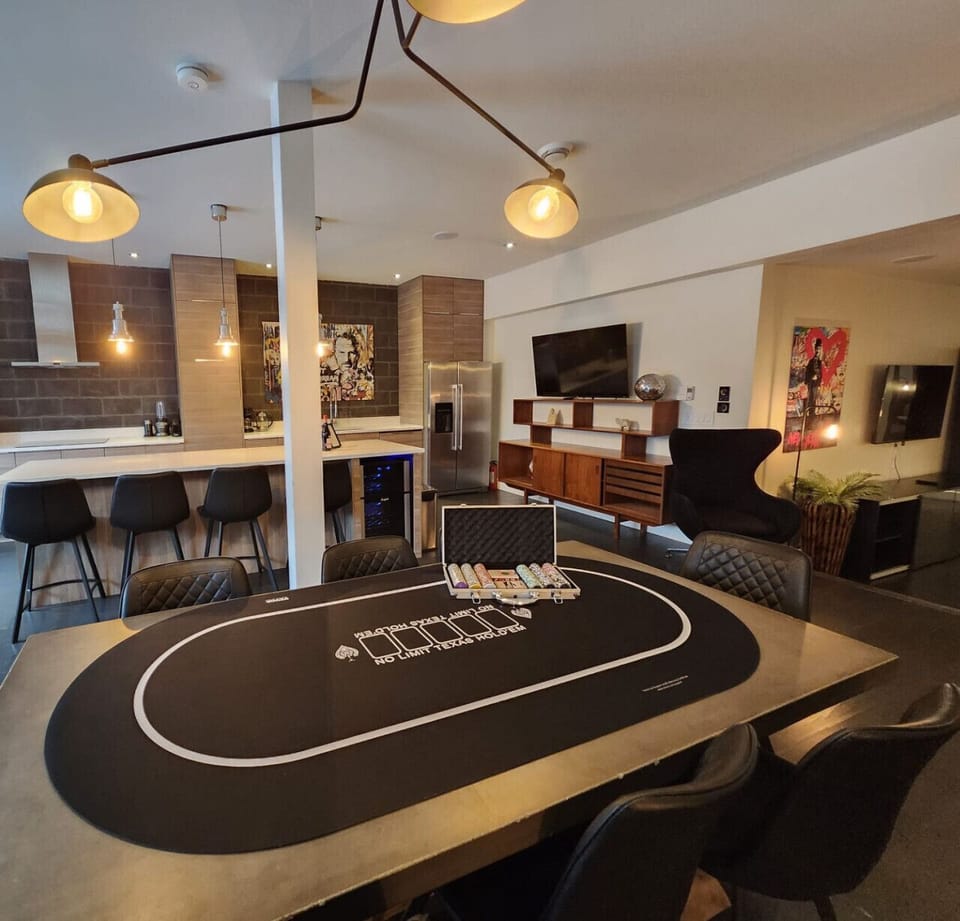 FREE Poker Mat & Chips! `Stay & Play Poker with LIV MTL