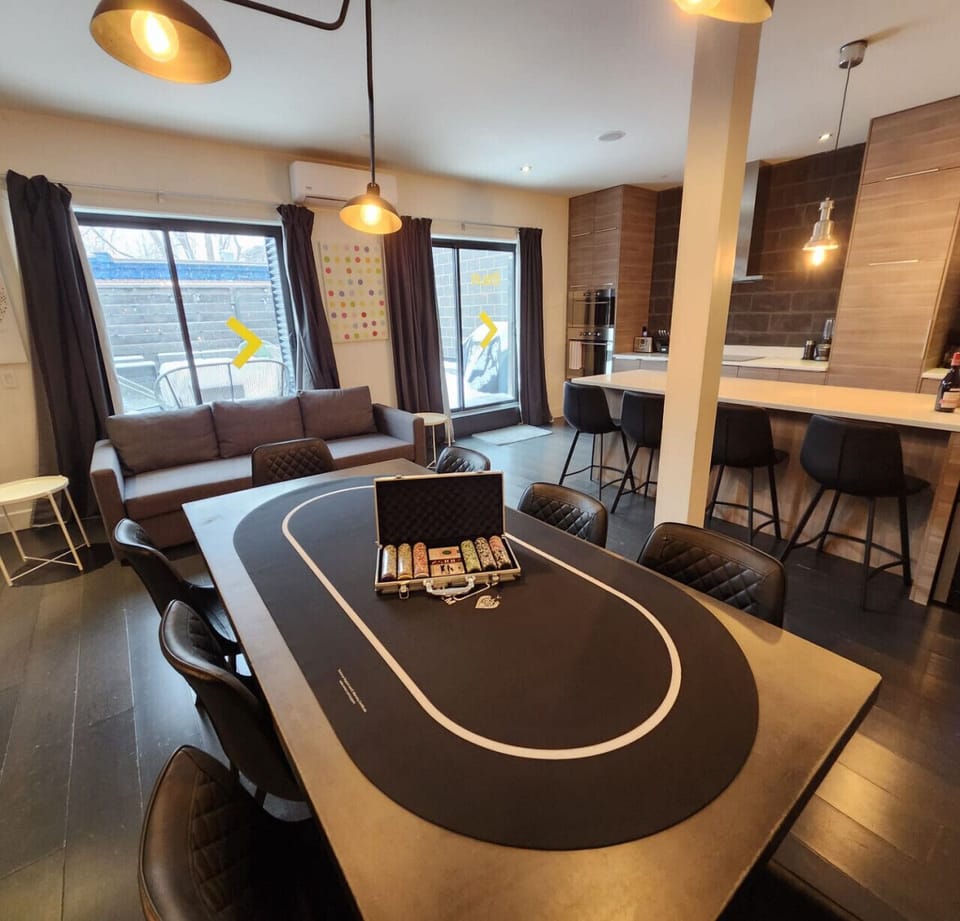 FREE Poker Mat & Chips! `Stay & Play Poker with LIV MTL