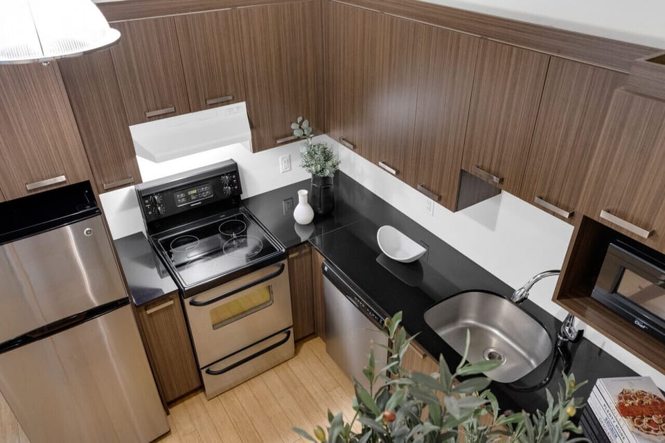 Fully equipped kitchen, complete with complimentary coffee and tea.