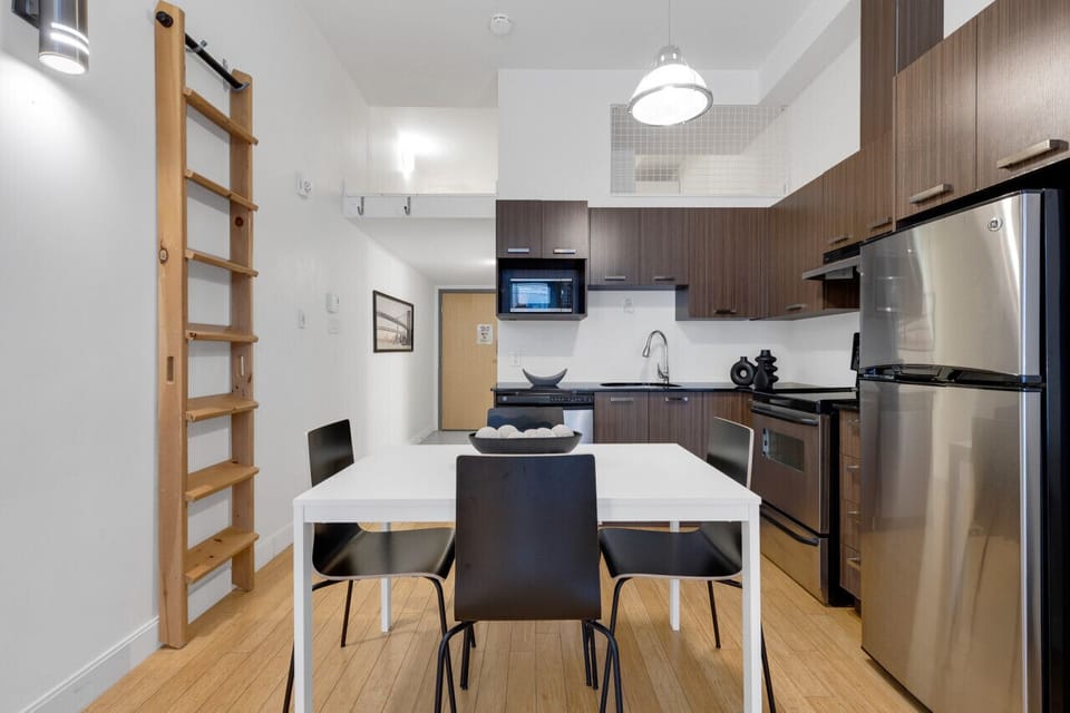 Dining Room: Fully equipped for you to prepare and enjoy a delightful meal.