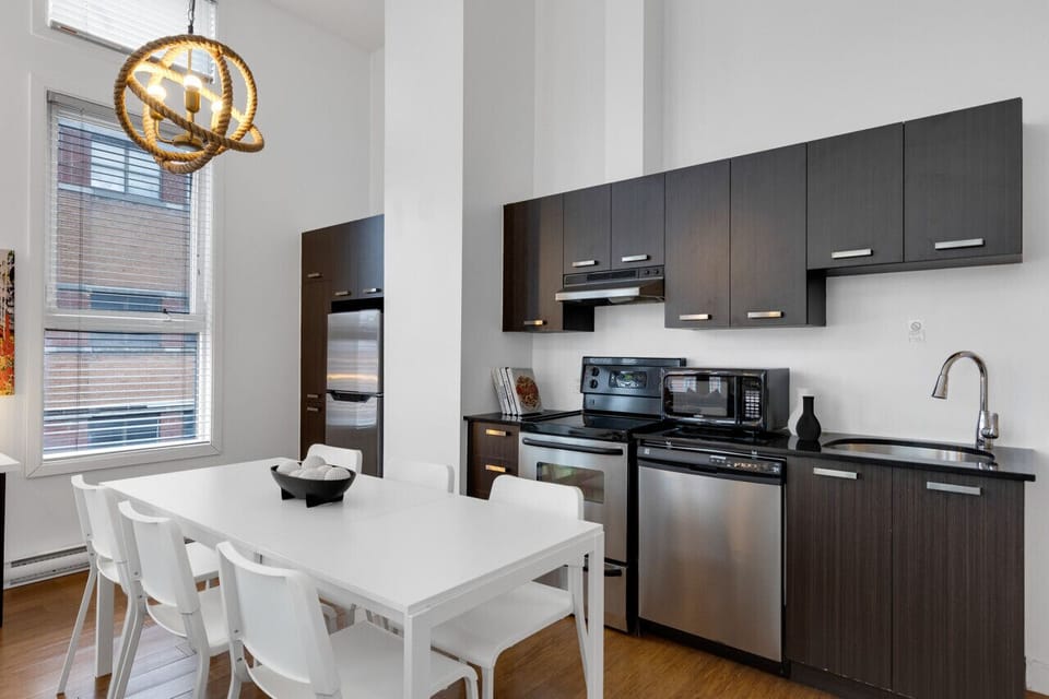 Fully equipped kitchen, complete with complimentary coffee and tea.