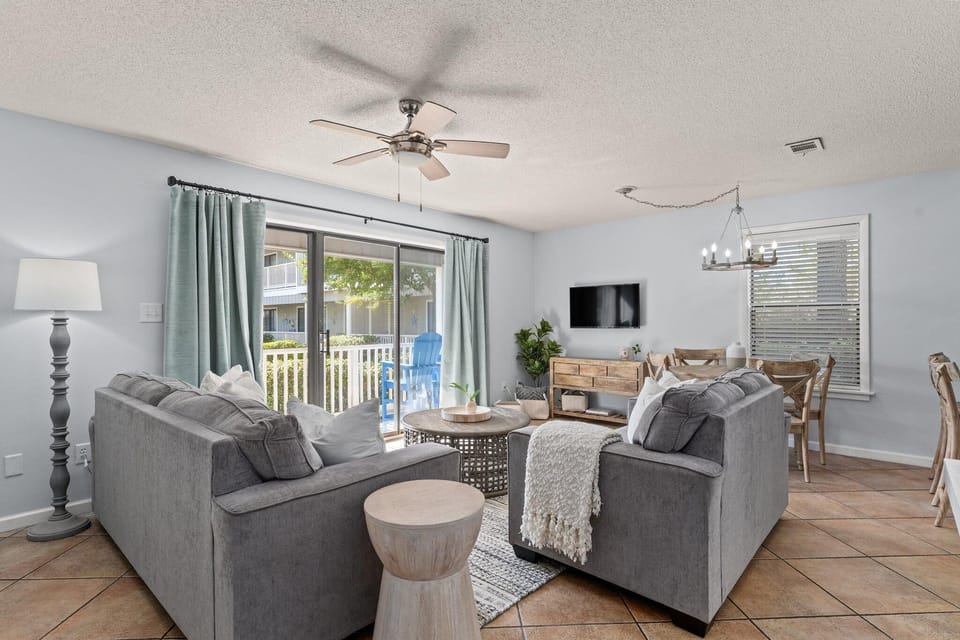 Living Area, Queen Sleeper Sofa