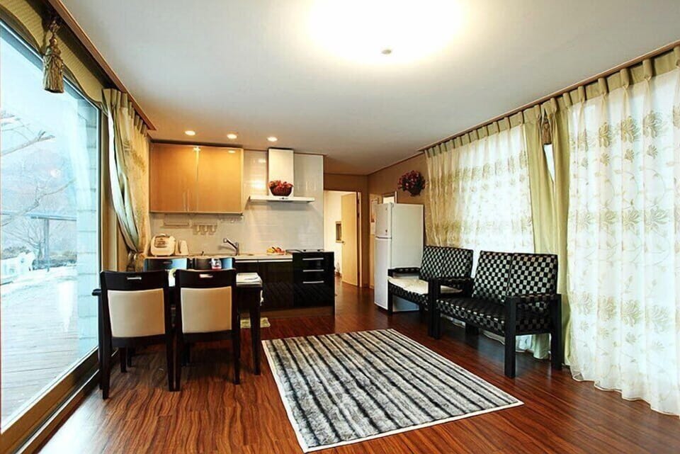 Room (Squirrel) | Living area | LCD TV