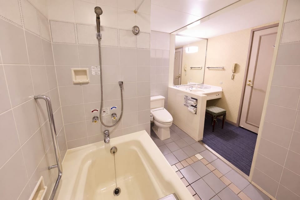 Deluxe Twin Harbor View, Non Smoking | Bathroom | Combined shower/tub, free toiletries, hair dryer, slippers