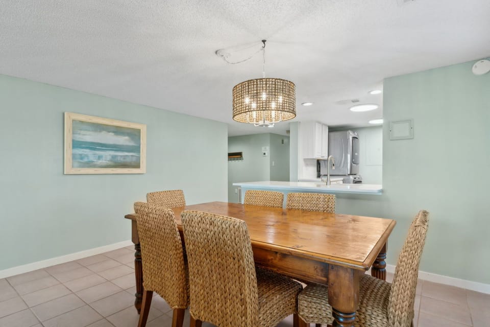 Dining Area with Seating for 6