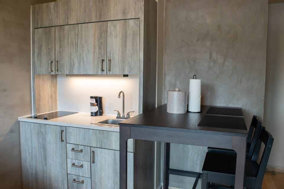 Suite, 1 Bedroom | Private kitchenette | Microwave, coffee/tea maker