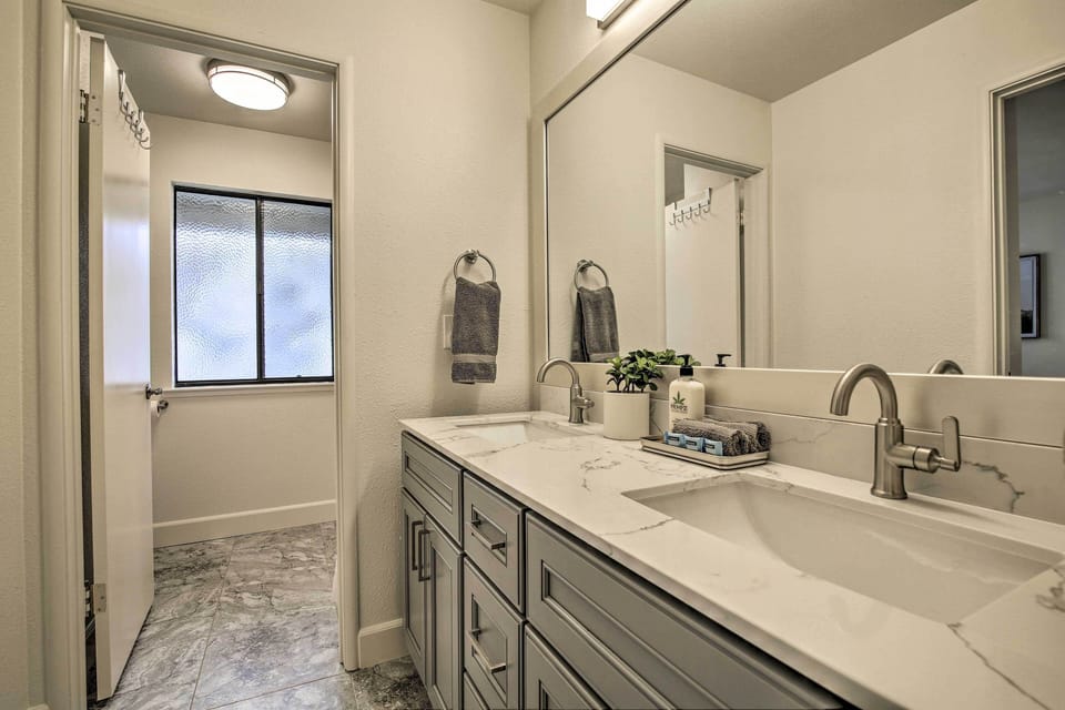 En-Suite Bathroom | Towels Provided