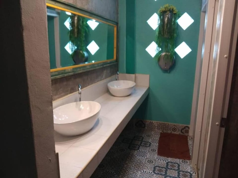 Family Suite 7 pax (Private bathroom) | Bathroom | Shower, towels
