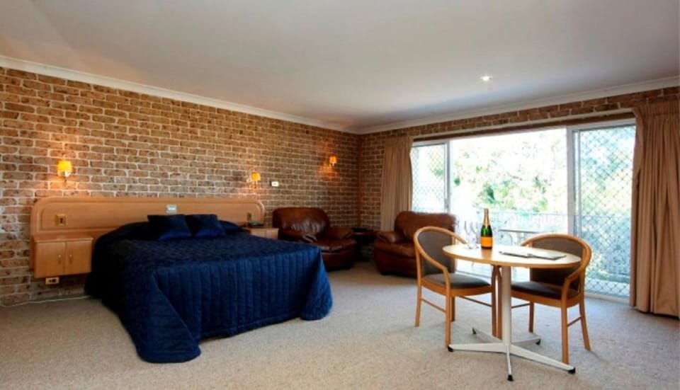 Executive Spa Suite | Desk, blackout drapes, soundproofing, iron/ironing board