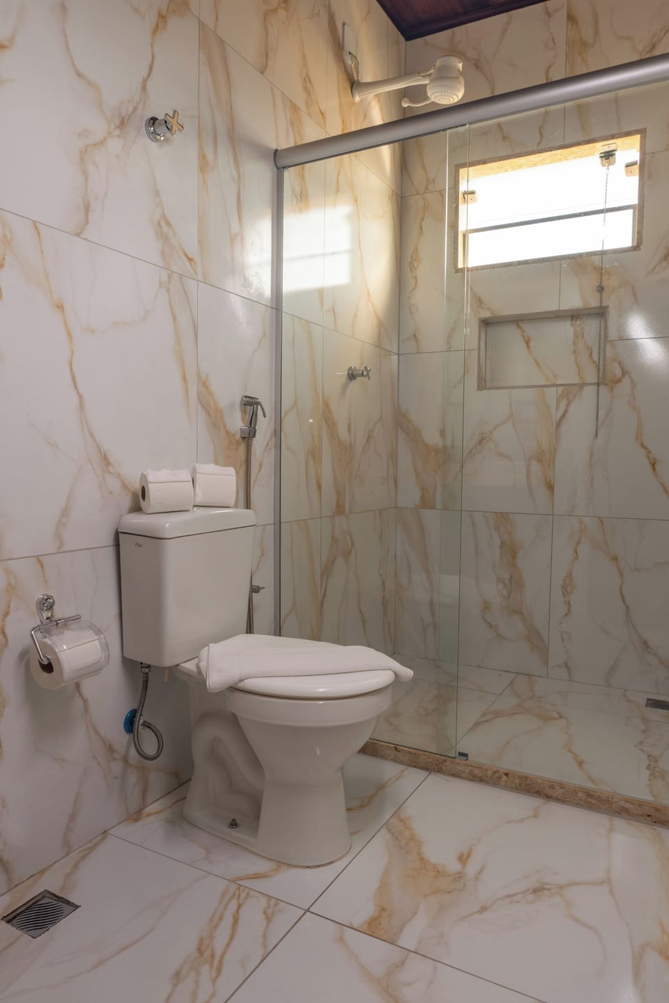 Standard Room | Bathroom | Shower, hair dryer, towels