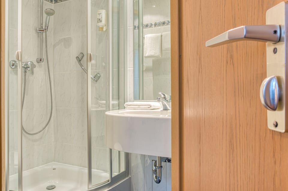 Economy Single Room | Bathroom | Shower, towels