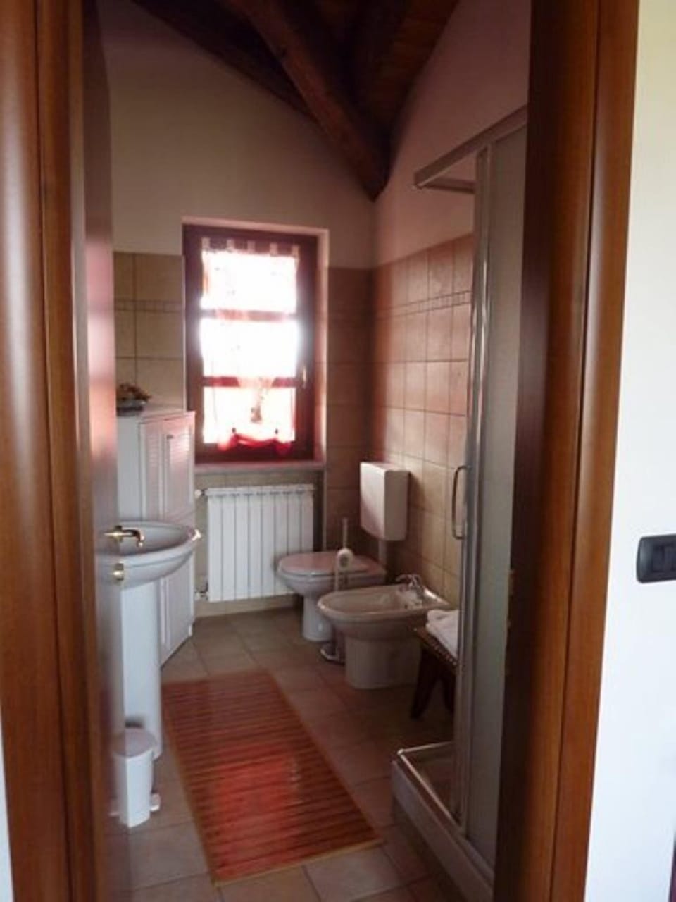 Shower, rainfall showerhead, free toiletries, hair dryer