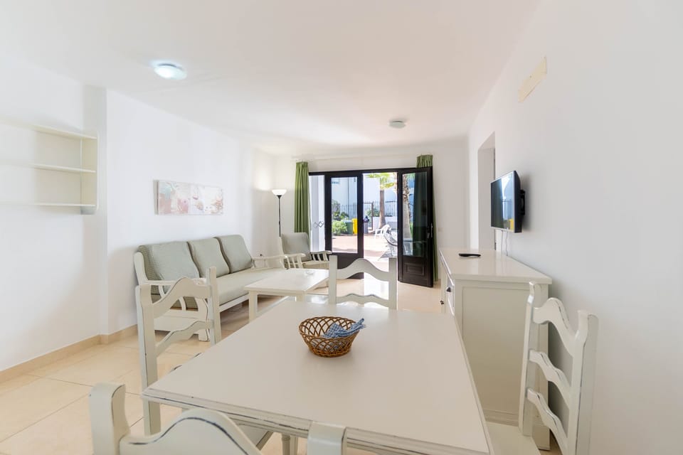 Apartment, 2 Bedrooms | Dining room