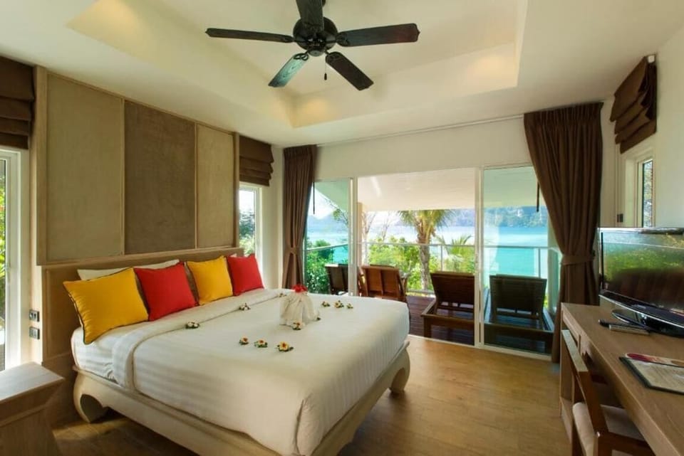 Grand Room | Minibar, in-room safe, individually furnished, desk