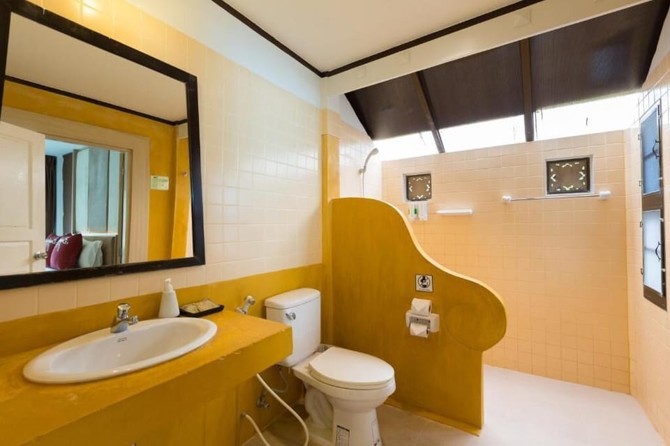 Premier Double or Twin Room, Garden View | Bathroom | Shower, free toiletries, hair dryer, slippers