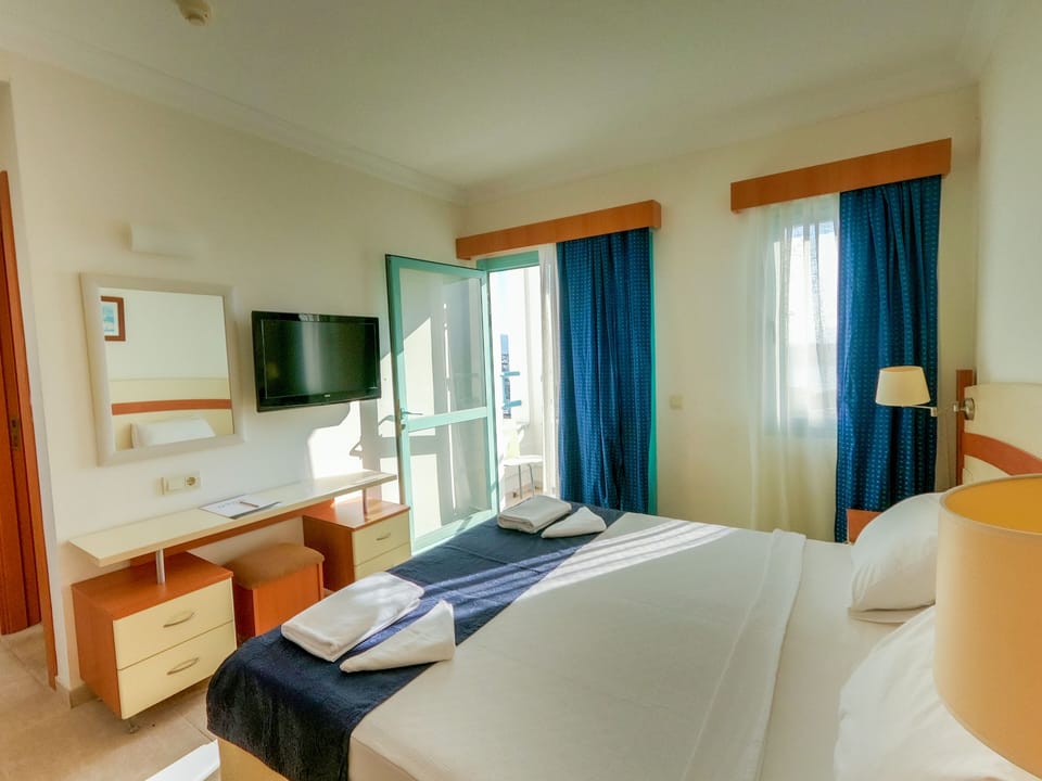 Minibar, soundproofing, bed sheets