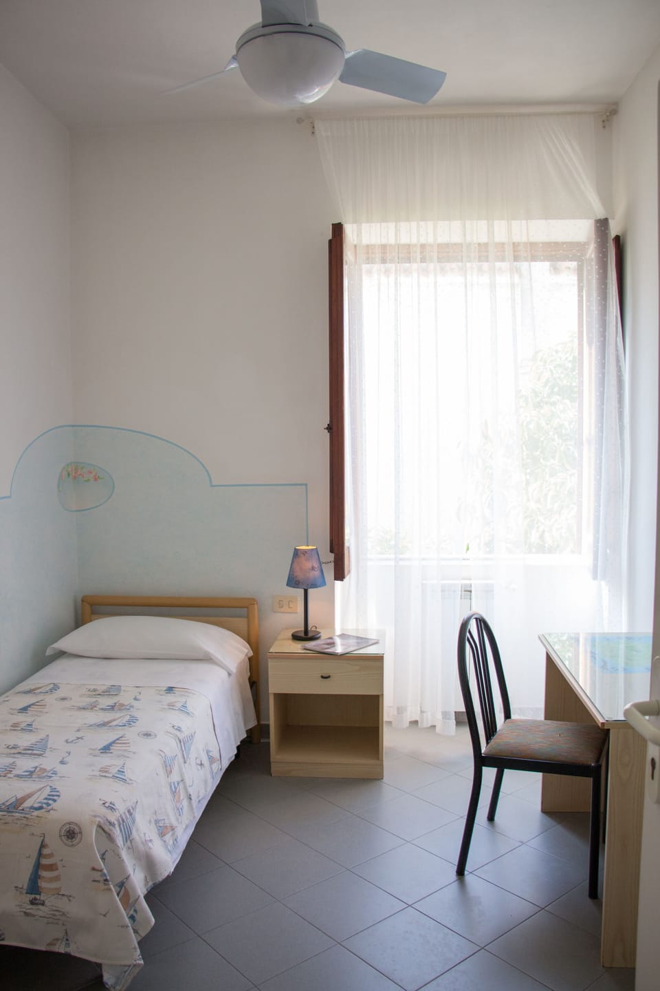 Single Room | In-room safe, desk, WiFi (free), bed sheets