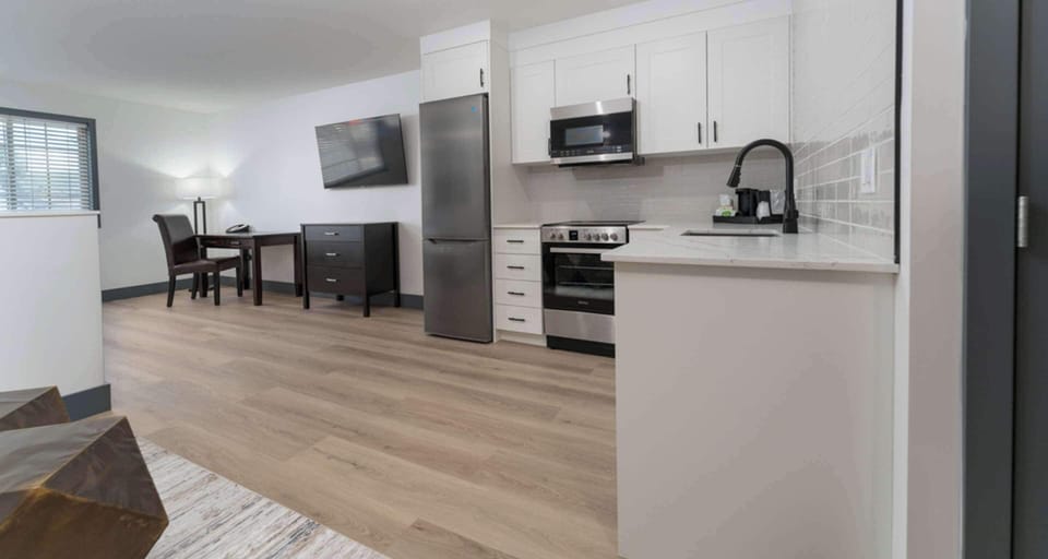 Suite, 1 King Bed, Non Smoking, Kitchen (Shower Only;with Sofabed) | Egyptian cotton sheets, premium bedding, in-room safe, desk
