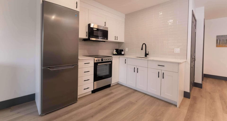 Suite, 1 King Bed, Non Smoking, Kitchen (Shower Only;with Sofabed) | Egyptian cotton sheets, premium bedding, in-room safe, desk