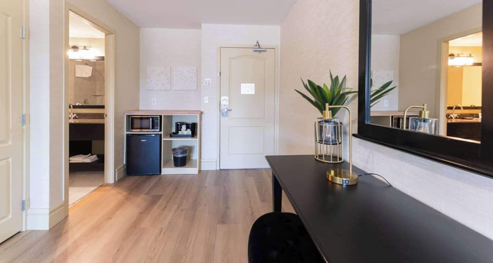 Suite, 1 King Bed, Jetted Tub, Mountain View (with Sofabed) | Egyptian cotton sheets, premium bedding, in-room safe, desk