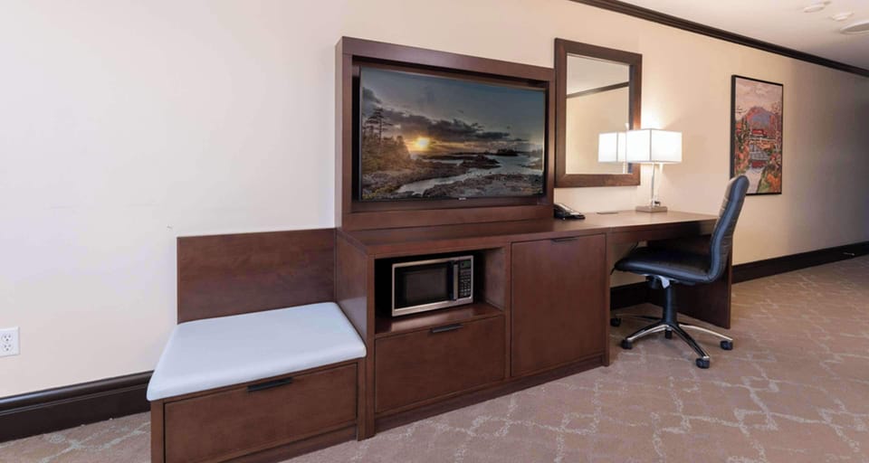 Standard Room, 1 King Bed, Non Smoking (with Sofabed) | Egyptian cotton sheets, premium bedding, in-room safe, desk