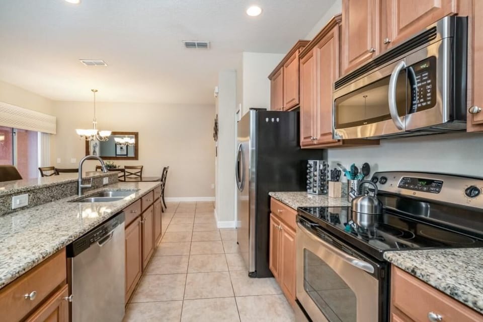 Townhome, 4 Bedrooms | Private kitchen