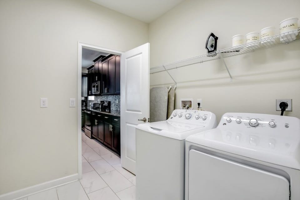 House, 5 Bedrooms | Laundry