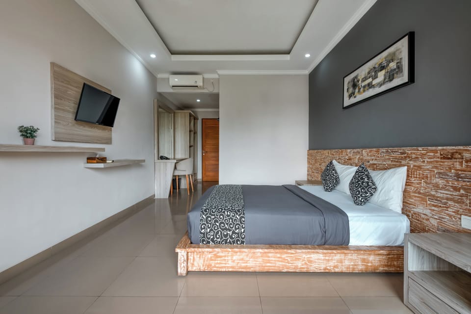 Standard Room, 1 Queen Bed | In-room safe, desk, blackout drapes, iron/ironing board
