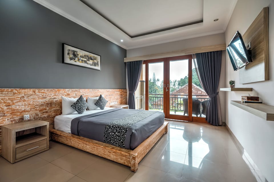 Standard Room, 1 Queen Bed | In-room safe, desk, blackout drapes, iron/ironing board